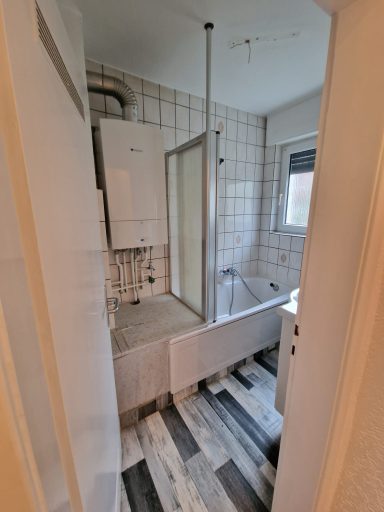 Duschraum getrennt von WC